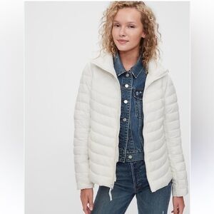 GAP Women's Cream Puffer light weight  Jacket size XS